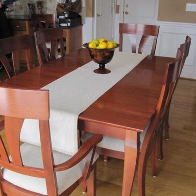 Light cherry dining group from Bond Dinette with leaves
and 7 chairs also 4 matching bar stools