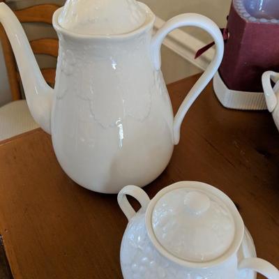Wedgwood Strawberry & Vine Pattern Teapot & Sugar bowl 
