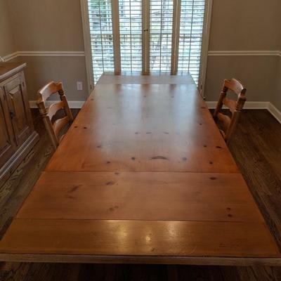Drexel Heritage Dinning Room Table 6 chairs and sideboard