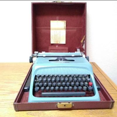 Vintage Olivetti Studio 44 Manual Typewriter