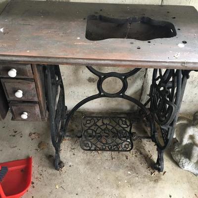 $ 50 Antique Singer Sewing Machine Cabinet Cast Iron w/ wood top 		
(no Machine)  (photo 2 of 3)   * Cash Only.  No Returns. Local Pick...