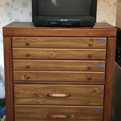 KET040 Hitachi TV & Wooden Dresser
