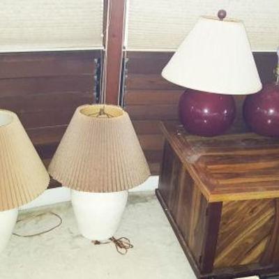 KET098 Four Nice Ceramic Lamps & End Table Cabinet
