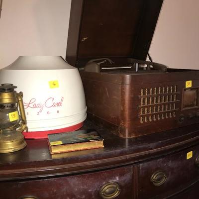 ANTIQUE RECORD PLAYER IN TABLE TOP CABINET, NEEDS WORK TO REPAIR