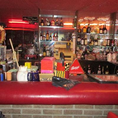 WOW TONS OF BAR NEEDS GET READY TO DECORATE YOUR BAR/BASEMENT ANY ROOM VINTAGE BAR MEMORABILIA LIGHTED BEER/LIQUOR SIGNS/MIRRORS NATIONAL...