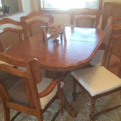 Oak Dining Table, 6 chairs 2 leaves