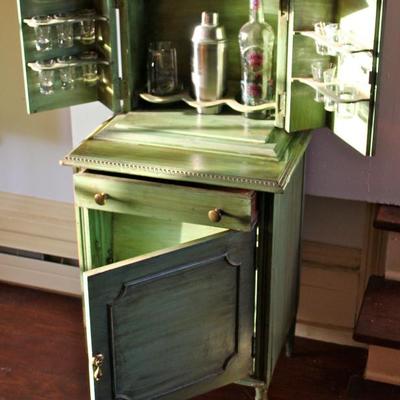 compartments open on small bar