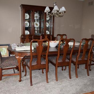 Ethan Allen Dining Room Table with 8 Chairs & Pad