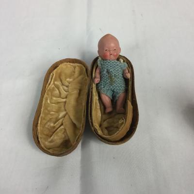 Lot f#64
Vintage Porcelain Baby in a Peanut Shell
