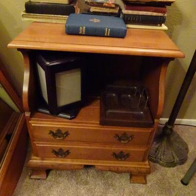 sprague and Carleton night stand/end table
