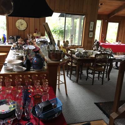 Lots of kitchen items 