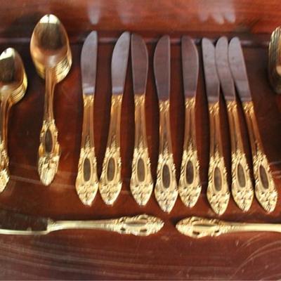 Service for 8 gold tone silverware with serving pi
