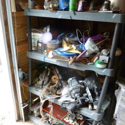 Box lot of miscellaneous garage items
