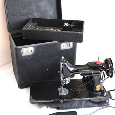Antique Singer Sewing Machine in Case
