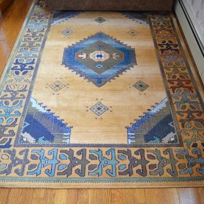 Rug measures approx. 4'11