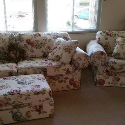 Lovely Floral Couch & Matching Chair w/ Ottoman