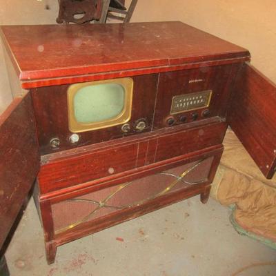 1950 TV AND RECORD PLAYER