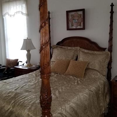 four post master bedroom