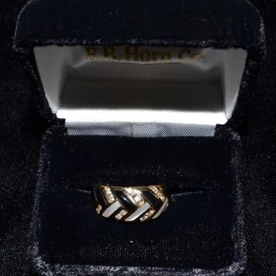 Gold, diamond, onyx and mother of pearl ring