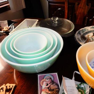 The blue Pyrex Nesting bowls was sold 5.9.18