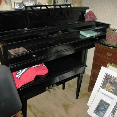 black lacquer piano