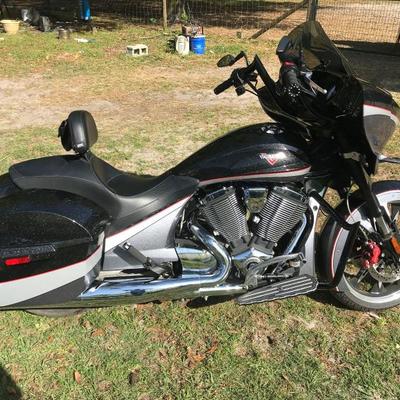 2016 Victory Magnum, 4663 miles on it, aftermarket mirrors, handlebars highway bars and foot pegs. Has back seat rest, bluetooth radio...