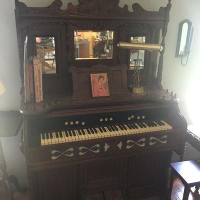 antique original Reed Organ in excellent condition 