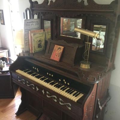 antique original Reed Organ in excellent condition 