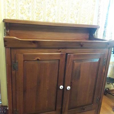Dry sink in great shape. Its uses are only limited by your imagination..... Yet again, another trending home bar solution. 32"x...