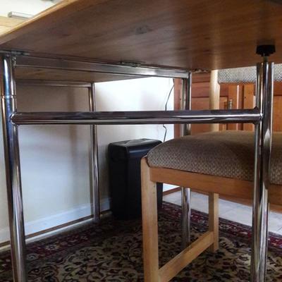 Table collapses to a square 27.5"