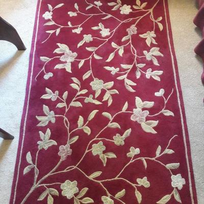 3x5 maroon rug, like new.