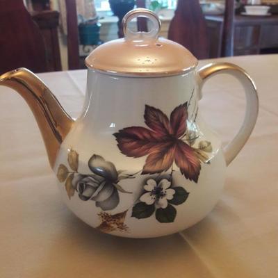 More tea, please! 