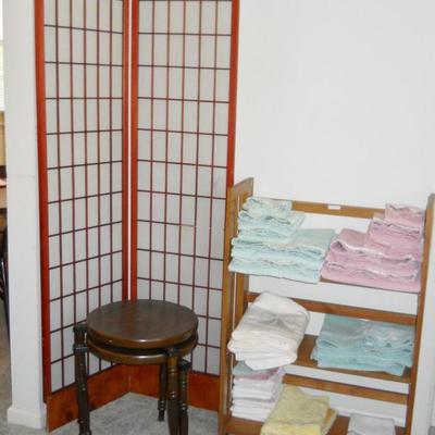 privacy screen, stacking tables, linens