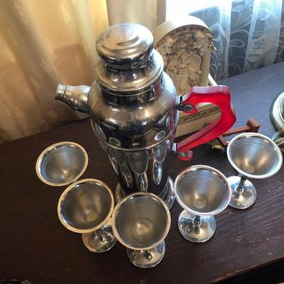 Vintage deco silver-plate server (bakelight handle?) and 5 cups