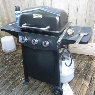 Dyna Glo grill with propane tank
