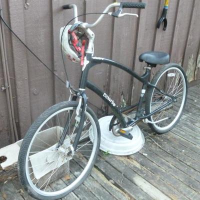 Townie bicycle and helmet