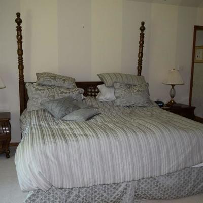 2 Poster Bed with Comforter Set