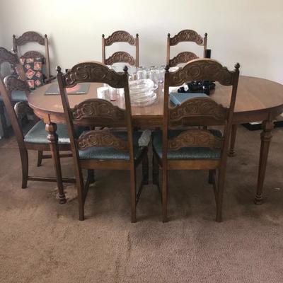 OVAL DINING ROOM TABLE AND 6 CHAIRS