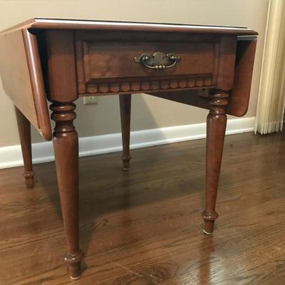 Ethan Allen drop-leaf end table with 1 drawer
