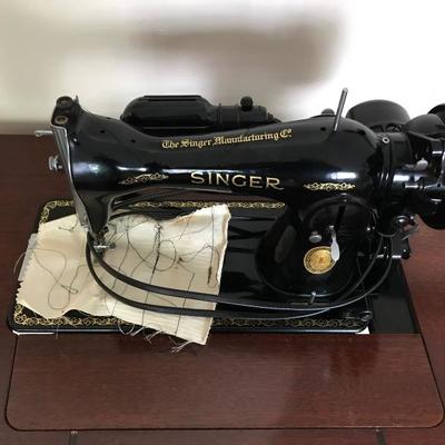 Vintage Singer sewing machine
Mint condition
1951 model #15-91
Original instruction booklet and accessories 
