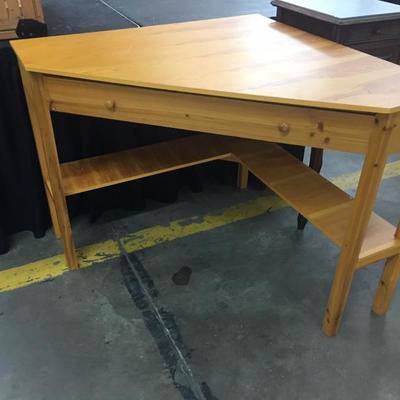 Corner table