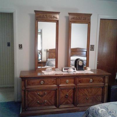 Thomasville dresser with double mirror