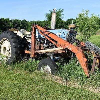 Ford Model 7000 Tractor w/ Front Loader