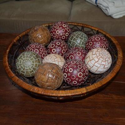 Round Basket w Decorative Balls
