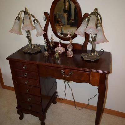Wooden vanity with mirror, lamps