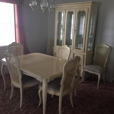 Dining Table w/ leaf and 6 chairs $395
