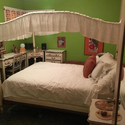 full-sized canopy bed