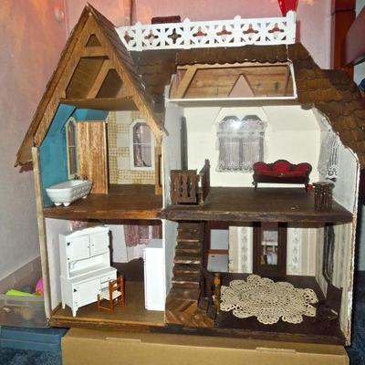 Wood dollhouse and dollhouse furniture