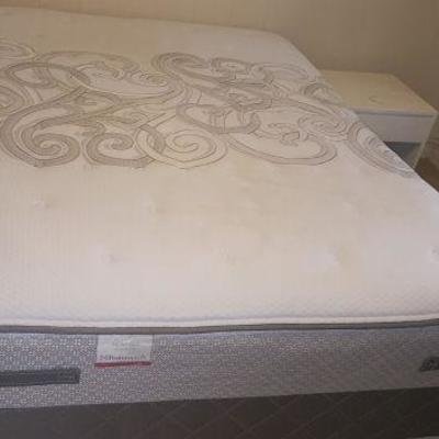 VKE106 Sealy Newfield Cushion Bed Set & End Table
