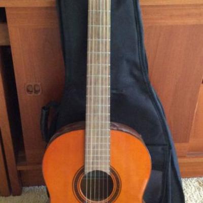 VKE015 Yamaha Acoustic Guitar
